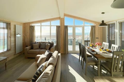 Sunset Lodge, On The Beach, Panoramic Views, Pure Luxury House in Selsey