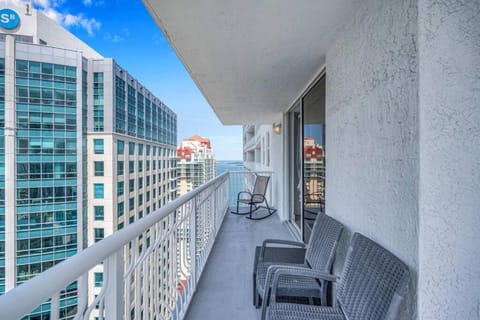 37th floor Amazing spacious unit with parking Apartment in Brickell