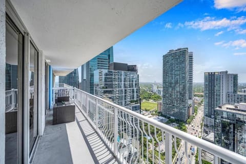 37th floor Amazing spacious unit with parking Apartment in Brickell