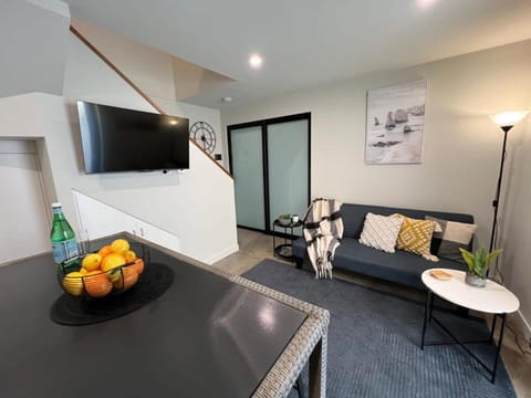 Well located Apt with Loft Bedroom & Aircon Condo in Devonport