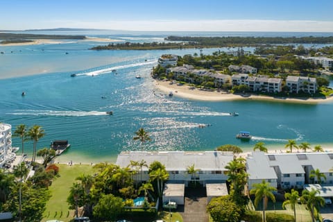 River Panorama, Pool & Modern Elegance Apartment in Noosa Heads