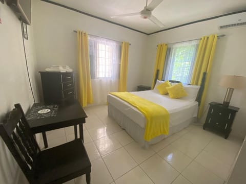 Bed, TV and multimedia, Photo of the whole room, Seating area, Bedroom, air conditioner