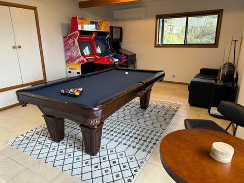 Elevated 3BR, ocean views, pool table, Pirates Bay House in Eaglehawk Neck