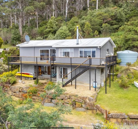Elevated 3BR, ocean views, pool table, Pirates Bay Haus in Eaglehawk Neck
