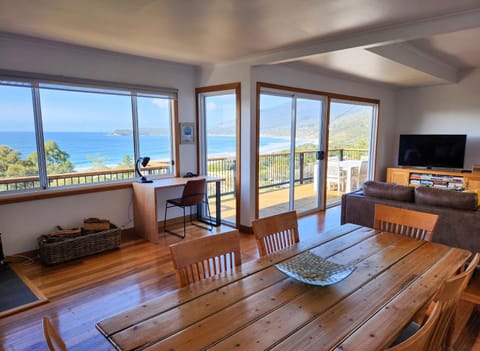 Elevated 3BR, ocean views, pool table, Pirates Bay Maison in Eaglehawk Neck