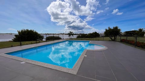 Coucher de soleil sur le lagon 4 à 5p avec piscine Eigentumswohnung in Sint Maarten