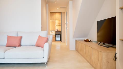 Communal lounge/ TV room, Coffee/tea facilities, oven, wardrobe