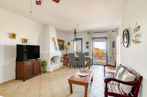 TV and multimedia, Living room, Seating area, Dining area