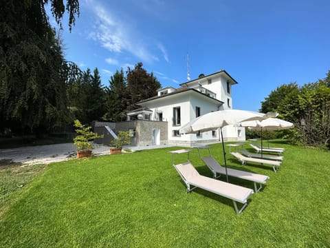 Property building, Day, Natural landscape, Garden, Garden view, sunbed