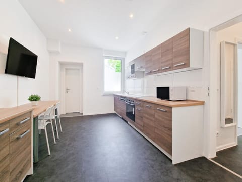 RAJ Living - 3 and 4 Room Monteur Apartments Condo in Duisburg