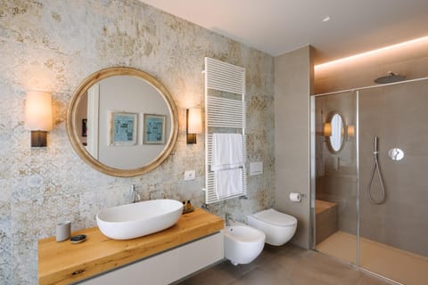 Shower, Toilet, Bathroom, bidet, towels