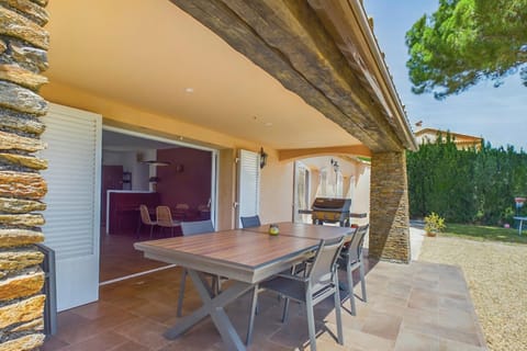 Spacious and secure villa with swimming pool House in Roquebrune-sur-Argens