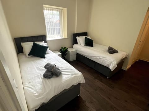 Wi-Fi, 2 bathroom, 2 bedroom, sleeps 4-8 Apartment in Oldbury