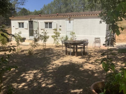 Bungalow avec piscine privative proche Aix en Provence House in Lambesc