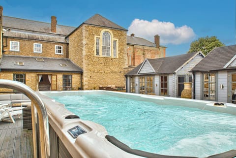 Property building, Hot Tub