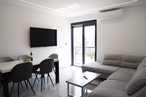 TV and multimedia, Living room, Seating area, Dining area, air conditioner