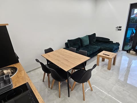 Seating area, Dining area