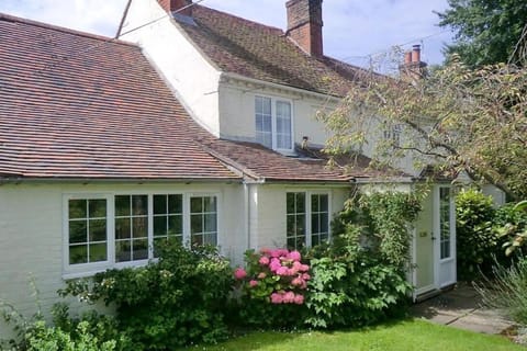 Pretty Cottage Near City & Sea House in Bosham