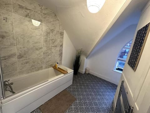 Wonderful 2 bedroom on Tower Bridge Apartment in London Borough of Southwark