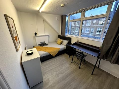 Magnificent 2 Bedroom On Tower Bridge Apartment in London Borough of Southwark