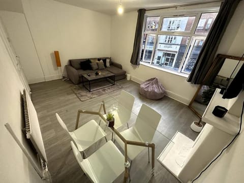 Magnificent 2 Bedroom On Tower Bridge Apartment in London Borough of Southwark