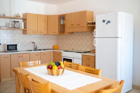 Kitchen or kitchenette, Dining area, minibar, pet friendly, stove, toaster, kitchen