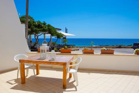 Property building, Restaurant/places to eat, Day, Dining area, Beach, Sea view, Breakfast