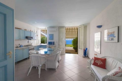 Sea House on the rocks Condo in Santa Cesarea Terme