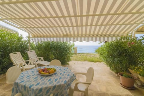 Sea House on the rocks Condo in Santa Cesarea Terme