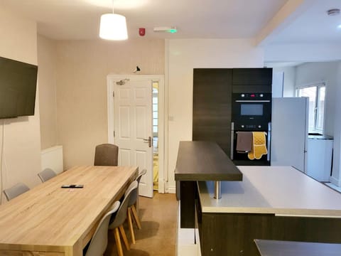 Kitchen or kitchenette, Dining area, minibar