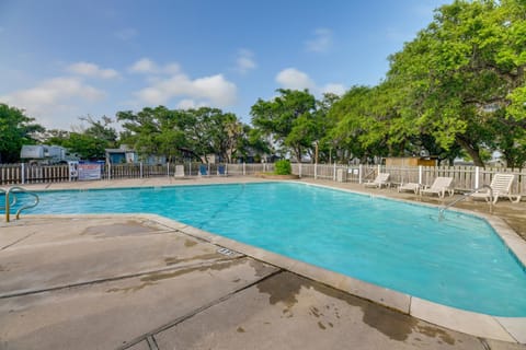 Cozy Rockport Escape with Pool Access, Near Beaches! Condominio in Fulton