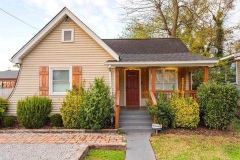 The Johnny and June House Prime Location House in East Nashville