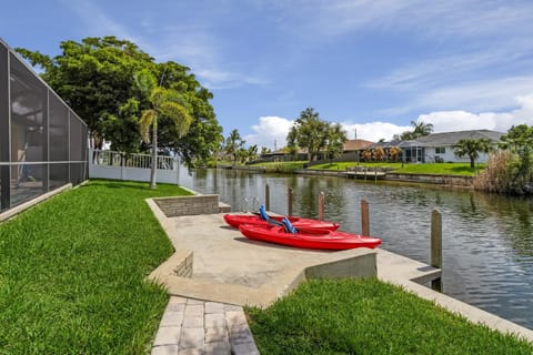 Luxury and Comfort, backing on a canal with large pool - Roelens Vacations House in Cape Coral