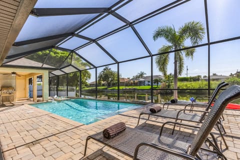 Luxury and Comfort, backing on a canal with large pool - Roelens Vacations House in Cape Coral