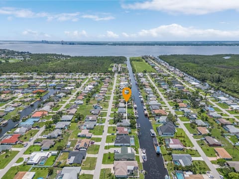 Serene canal, three bedrooms and a large pool! - Villa La Brisa Fresca House in Cape Coral