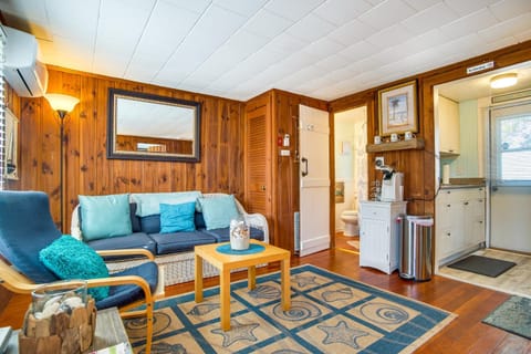 Charming West Yarmouth Cottage - Walk to Beach Casa in West Yarmouth