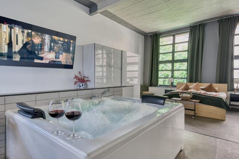 Bed, Hot Tub, TV and multimedia, Bedroom