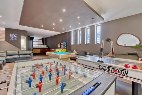 Billiard, Game Room, Living room, Seating area, Evening entertainment, Entertainment