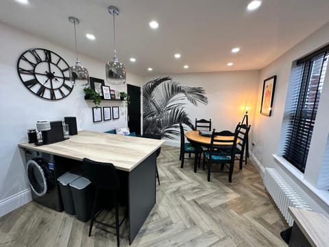 Kitchen or kitchenette, Seating area, Dining area