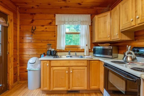 Gorgeous Mountain View Cabin on 12 Acres Natur-Lodge in Upper Hominy