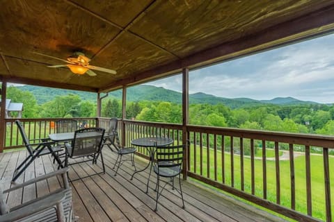 Gorgeous Mountain View Cabin on 12 Acres Natur-Lodge in Upper Hominy