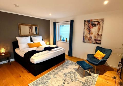 Bed, Photo of the whole room, Seating area, Bedroom