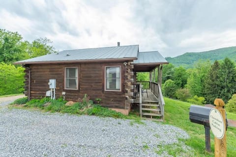 Log Cabin Stunning Mountain Views on 12 Acres Natur-Lodge in Upper Hominy