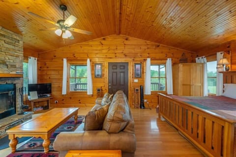 Log Cabin Stunning Mountain Views on 12 Acres Natur-Lodge in Upper Hominy