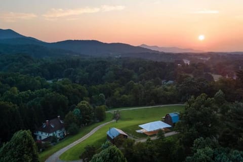 Log Cabin Stunning Mountain Views on 12 Acres Natur-Lodge in Upper Hominy