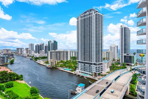 Property building, View (from property/room), View (from property/room), City view, City view, Sea view, Sea view