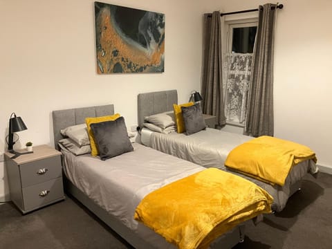 Lancing Apartments 2 Bedrooms, Sleeps 5 to 6 First floor Slough M4 Legoland Condominio in Taplow