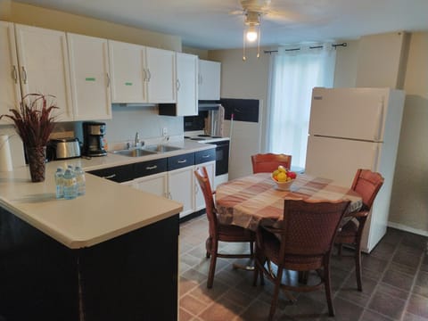 Cozy downtown two bedrooms free parking Eigentumswohnung in Kingston