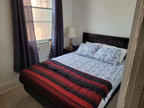 Cozy downtown two bedrooms free parking Copropriété in Kingston