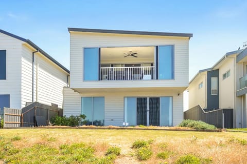 Executive Accommodation Absolute Beach Front House in Middleton